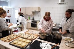 Uczestnicy szkolenia w pracowni gastronomicznej