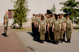 Uczniowie w mundurach podczas musztry