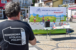 Baner z napisem Kręcimy dla Nowej Soli oraz koszulka z hasłem Rowerowa Stolica Polski